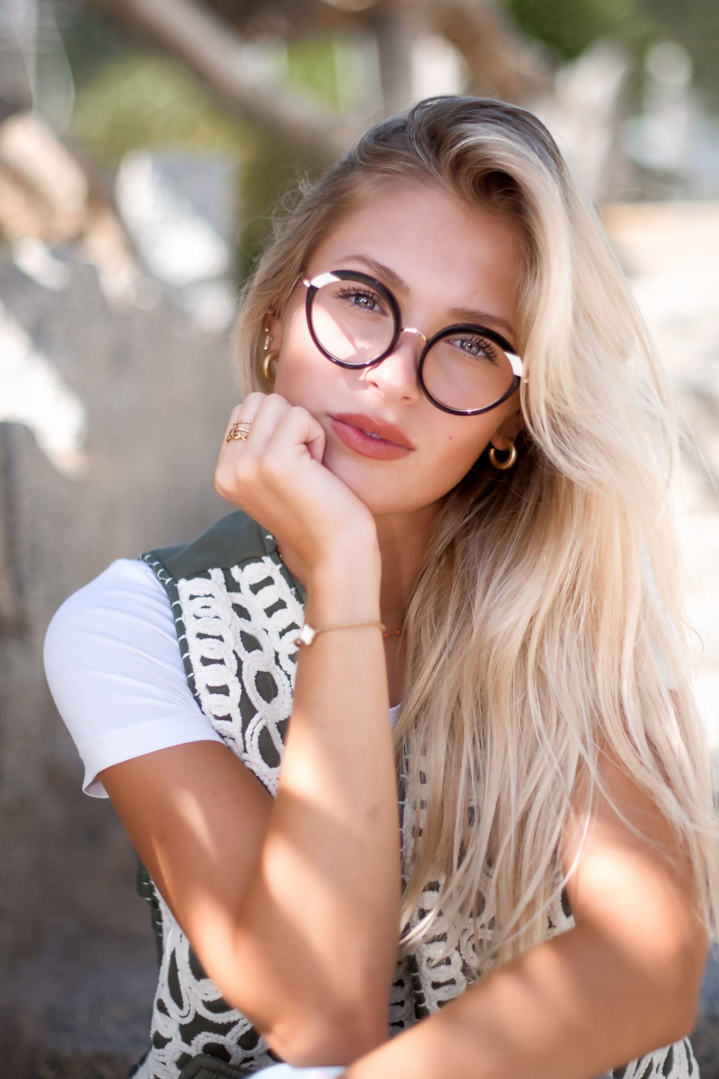 Lunette de vue noire et blanche, combinée acétate et métal, moderne, chic et tendance.