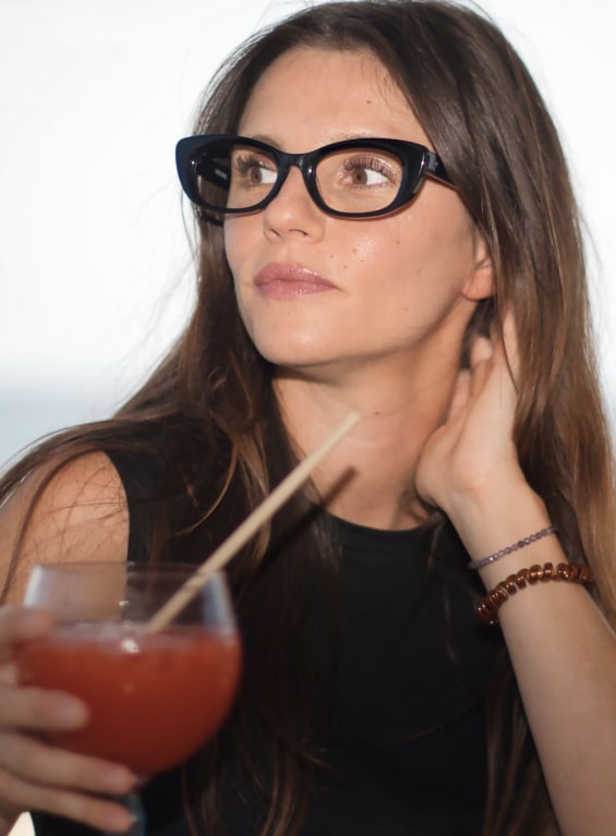 Originel eyewear France vous propose une lunette tendance noire en acétate épais.