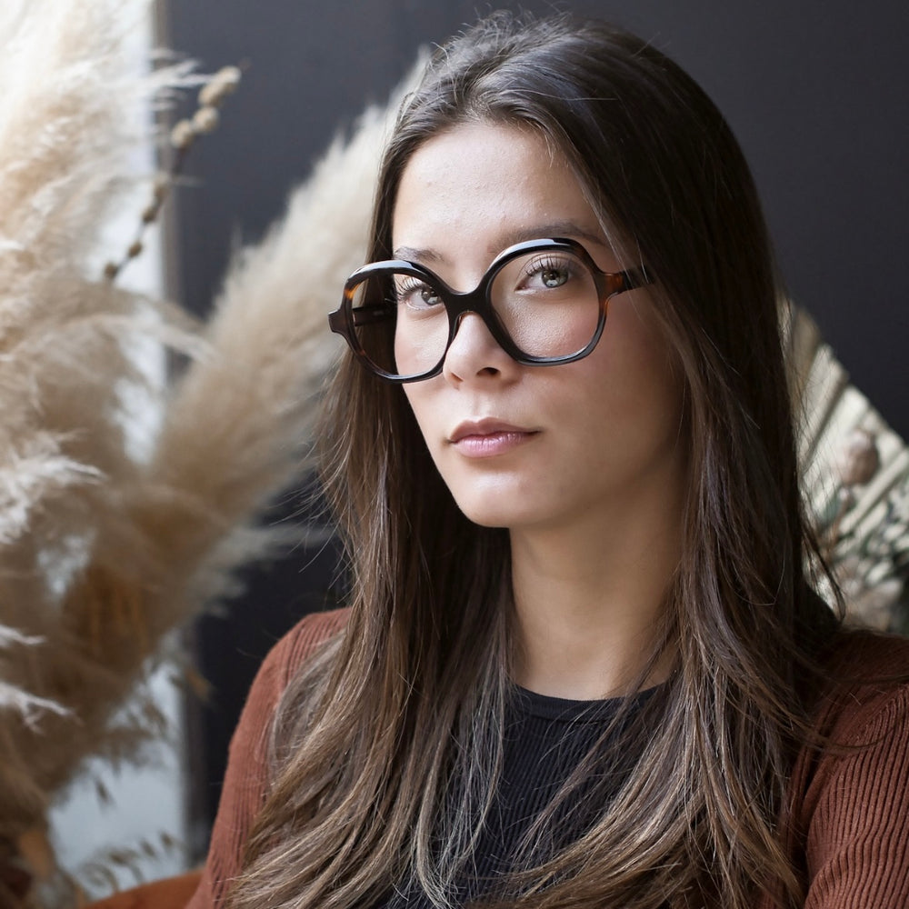 Originel eyewear France vous propose des lunettes de vue tendance et originale. Essayez-les en ligne grâce à notre essayage virtuel. Découvrez nos conseils sur comment porter ses lunettes.