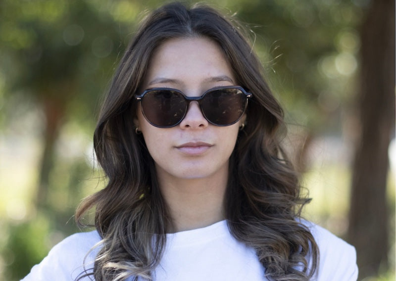 femme portant des lunettes de soleil avec verres bruns
