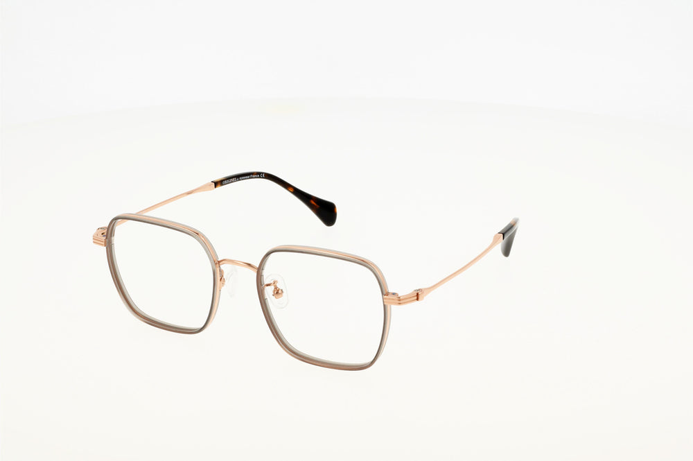 
                  
                    Eveuss est une lunette moderne. Sa forme carrée est la nouvelle tendance du moment. Son combiné de matière est également très moderne. Sa couleur dorée est lumineuse et s'accorde avec ta peau. Son acétate est de couleur taupe pour bien encadrer ton regard. 
                  
                