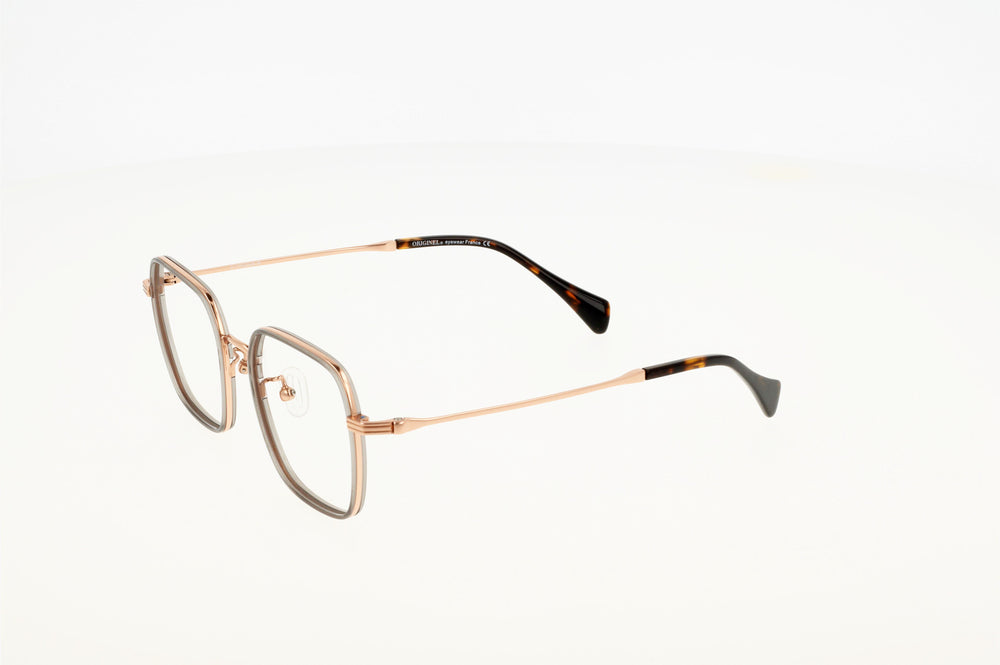 
                  
                    Eveuss est une lunette moderne. Sa forme carrée est la nouvelle tendance du moment. Son combiné de matière est également très moderne. Sa couleur dorée est lumineuse et s'accorde avec ta peau. Son acétate est de couleur taupe pour bien encadrer ton regard. 
                  
                