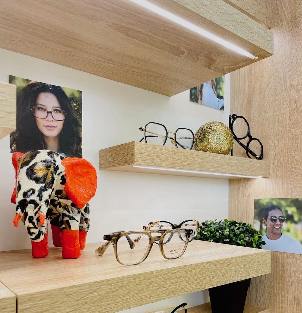 Originel eyewear Franc vous propose une gamme de lunette de vue et de soleil tendance, originale, chic et moderne. Vous pouvez les essayer depuis chez vous grâce à l'essayage virtuel ou directement dans nos boutiques.