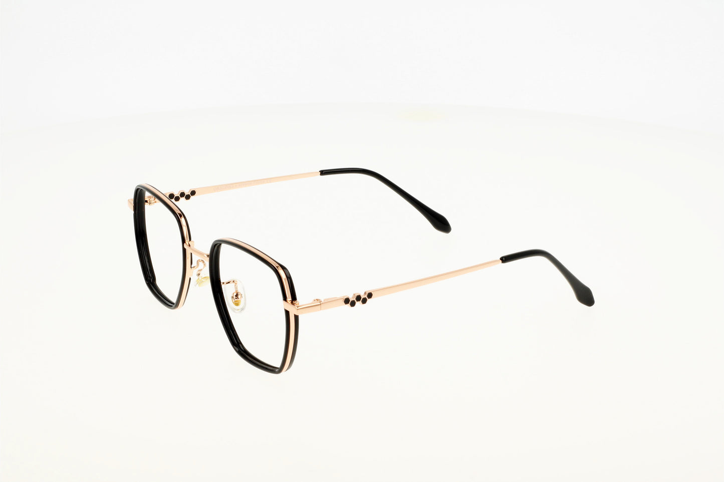 
                  
                    Tola est une lunette tendance et originale. Le combiné de matière métal et acétate relève ton regard. Sa couleur noire apporte du caractère à la monture et le doré est lumineux sur la peau. Sa branche a sa touche d'originalité avec ce nid d'abeille discret.  Tola existe aussi en translucide pour plus de douceur.
                  
                