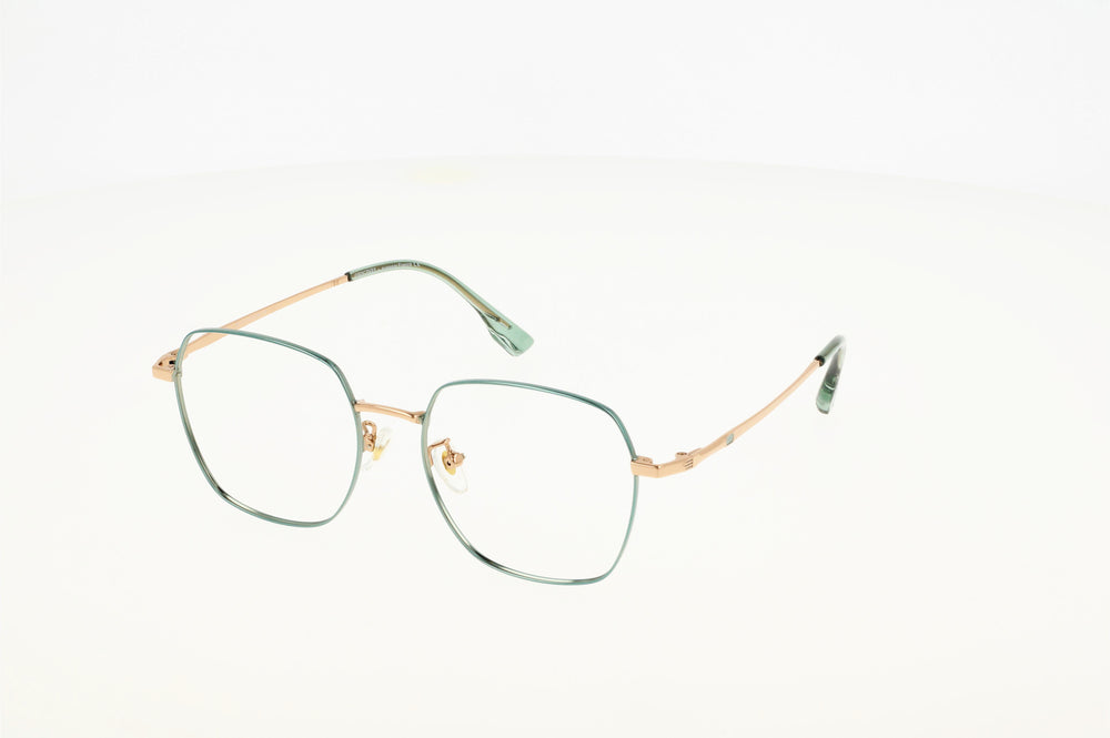 
                  
                    Neflier est une lunette en métal, elle est donc très légère agréable à porter. Sa forme carrée, elle est aussi oversize pour être au top de la tendance. Malgré sa forme, elle n'est pas imposante sur le visage car elle reste très fine. Sa couleur dorée et argentée est la touche originale de la monture. En effet, ce mélange couleur est innovateur dans la lunetterie.  Neflier existe aussi en dorée et vert émeraude qui permet de se démarquer encore plus sans en faire trop.
                  
                