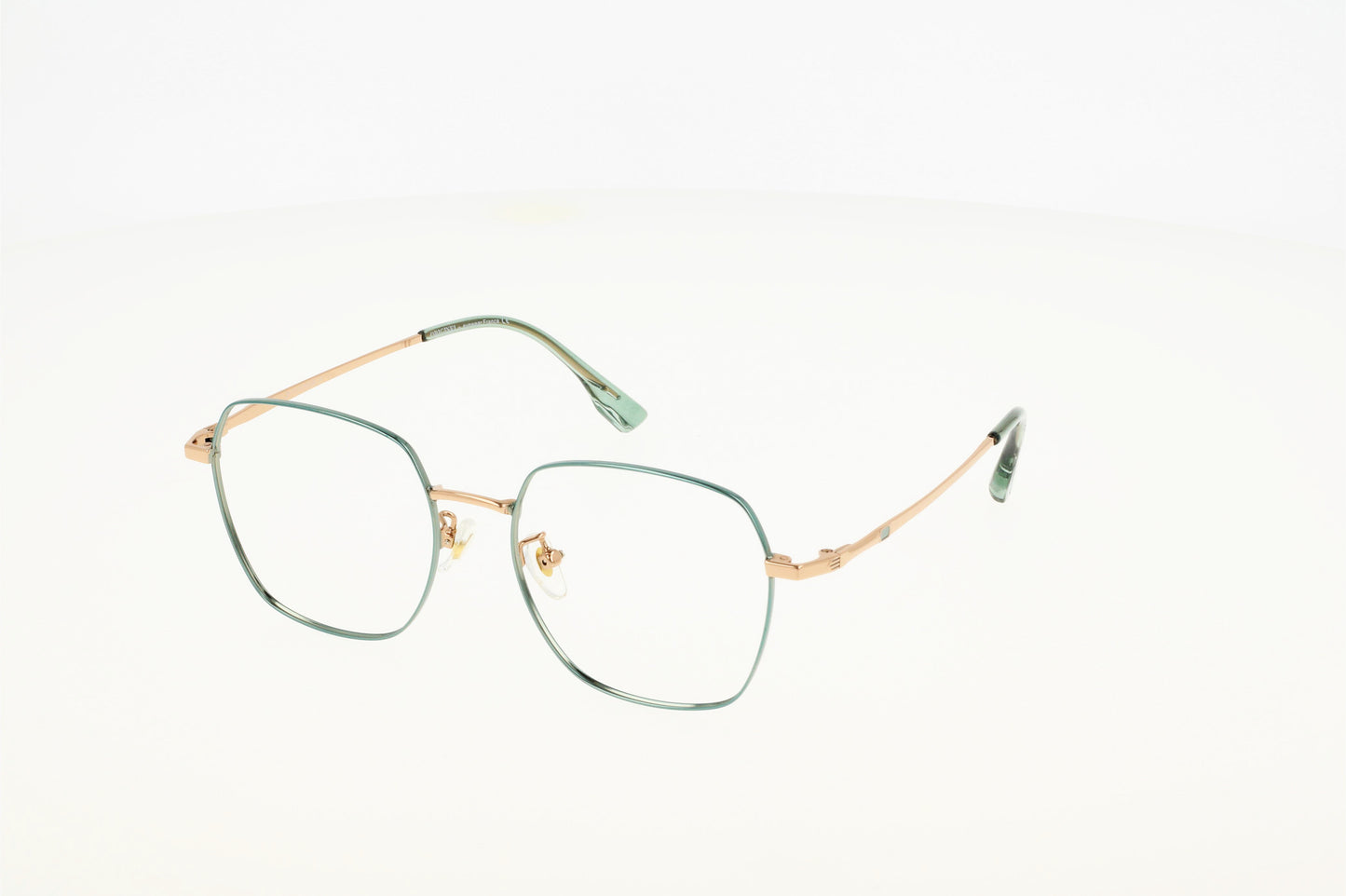 
                  
                    Neflier est une lunette en métal, elle est donc très légère agréable à porter. Sa forme carrée, elle est aussi oversize pour être au top de la tendance. Malgré sa forme, elle n'est pas imposante sur le visage car elle reste très fine. Sa couleur dorée et argentée est la touche originale de la monture. En effet, ce mélange couleur est innovateur dans la lunetterie.  Neflier existe aussi en dorée et vert émeraude qui permet de se démarquer encore plus sans en faire trop.
                  
                