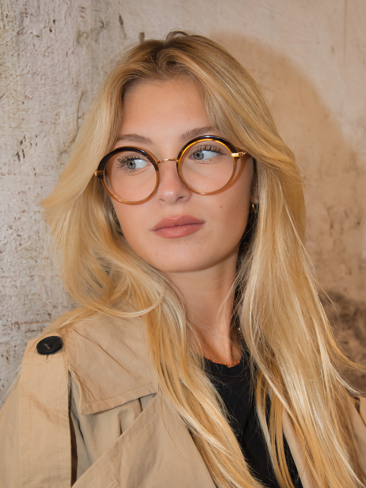 Lunette de vue pour femme, ronde et combinée en acétate et métal, moderne, tendance et chic.