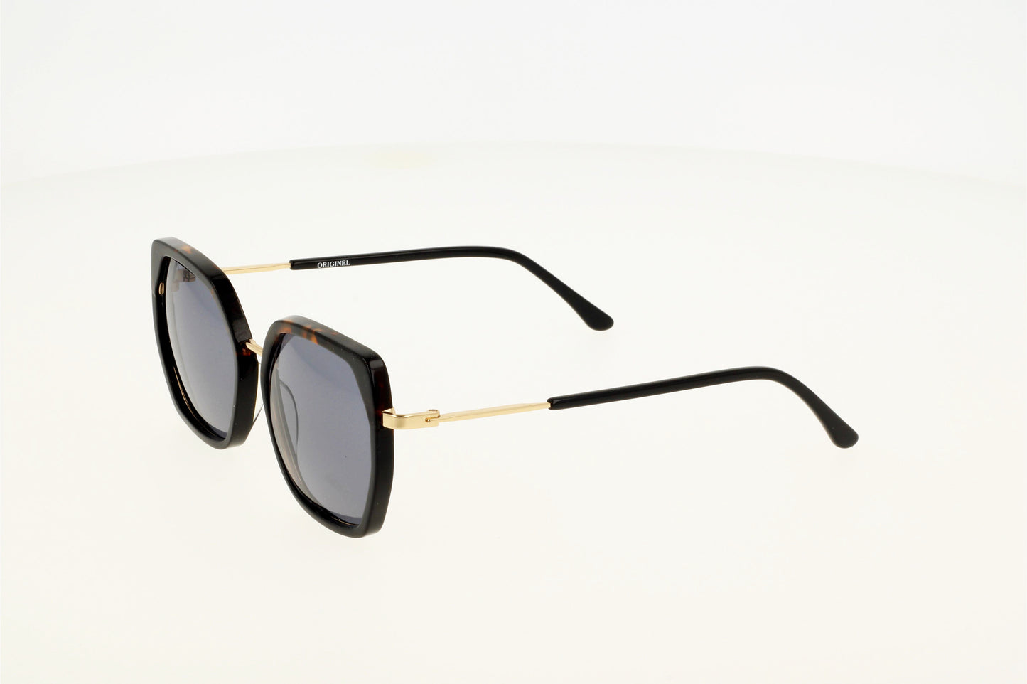 
                  
                    Lunette de soleil tendance et moderne, combinée pour femme. Essayage virtuel disponible.
                  
                