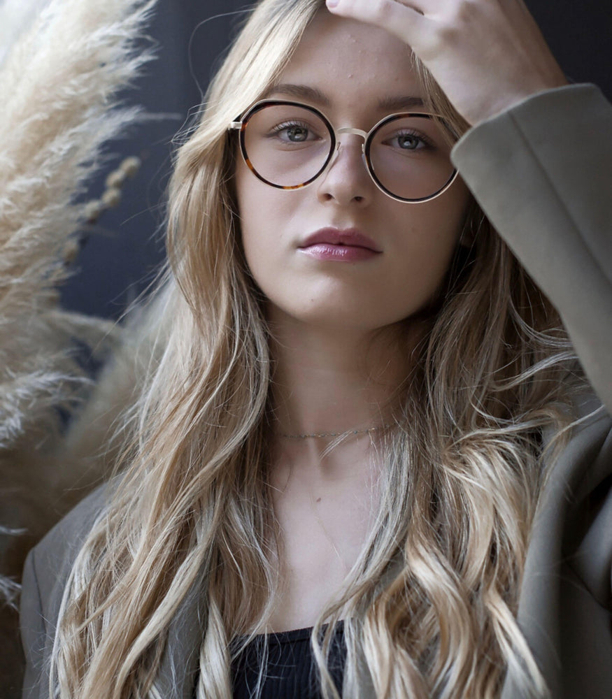 Originel eyewear France vous propose une lunette combinée pour femme. C'est une lunette originale et tendance.