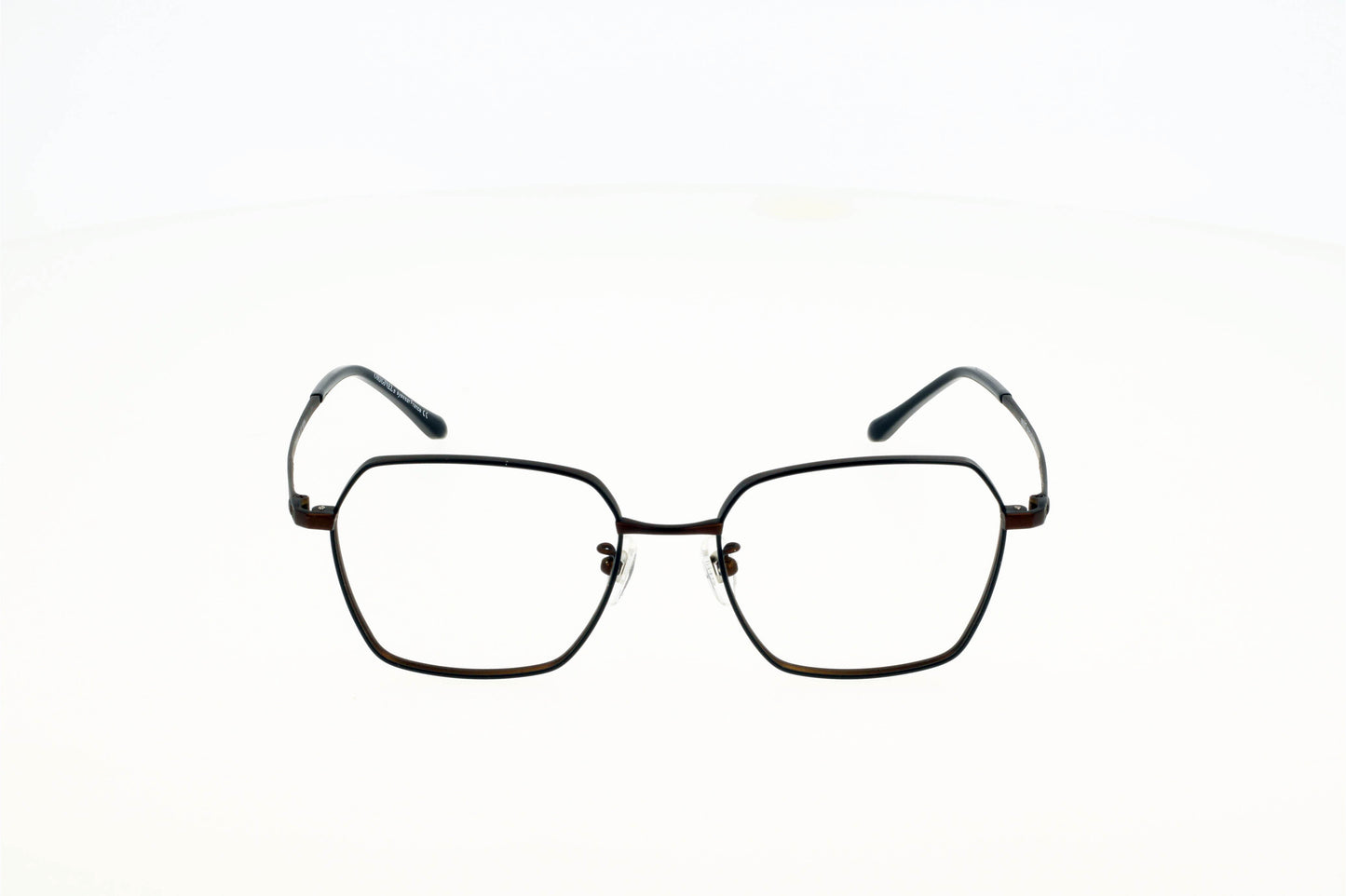 Originel eyewear France vous propose la lunette IROKO pour femme en métal fine et légère. Elle tendance en 2023 grâce à sa forme carrée.