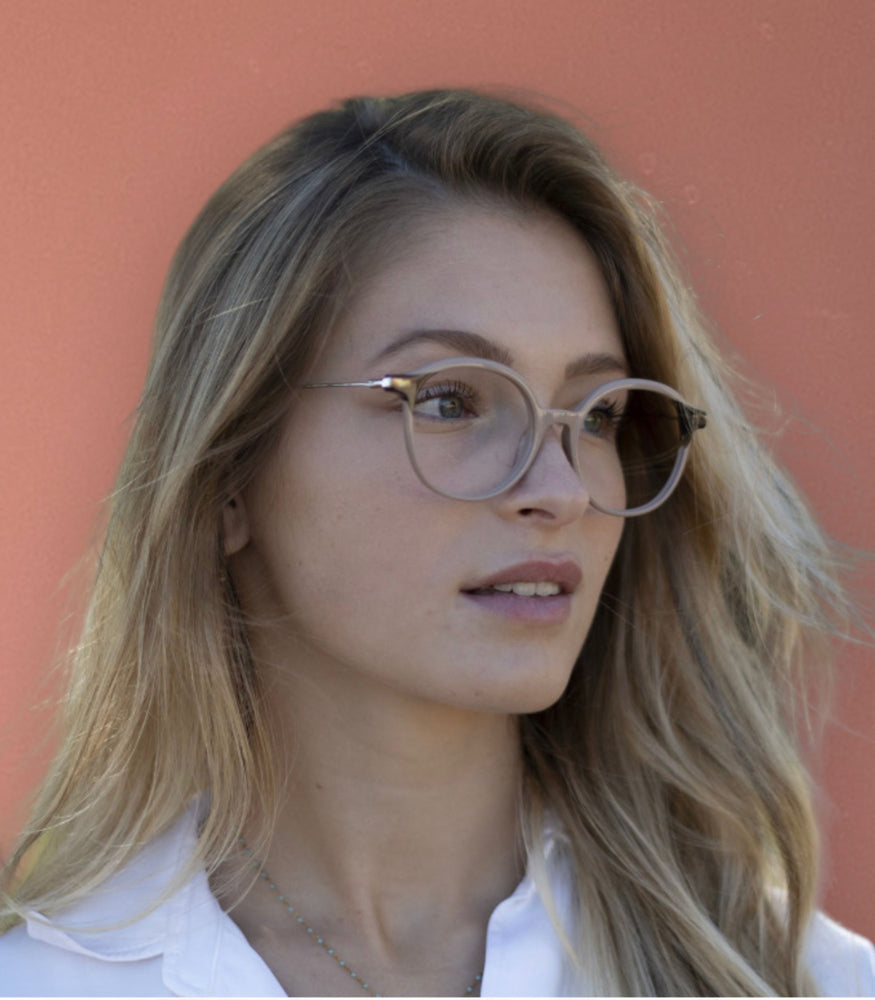 
                  
                    Lunette de vue très colorée en acétate et branche métal, tendance et moderne pour femme.
                  
                