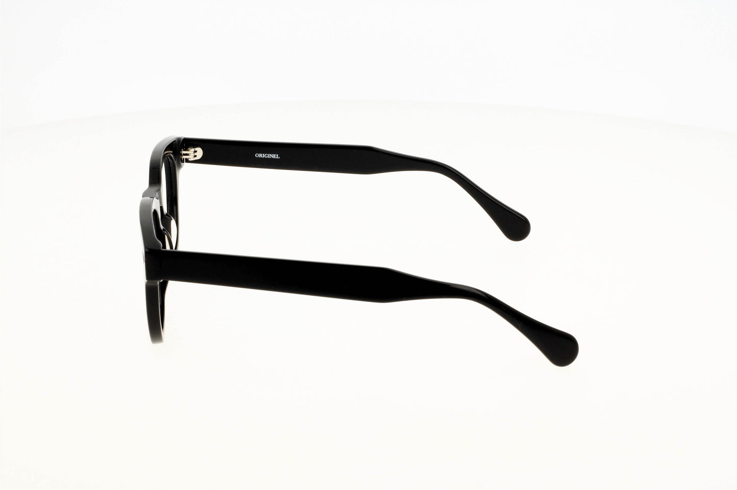 
                  
                    Originel eyewear France vous propose une lunette en acétate épais de couleur noire ou translucide verte. Elle est moderne, actuelle et tendance.
                  
                