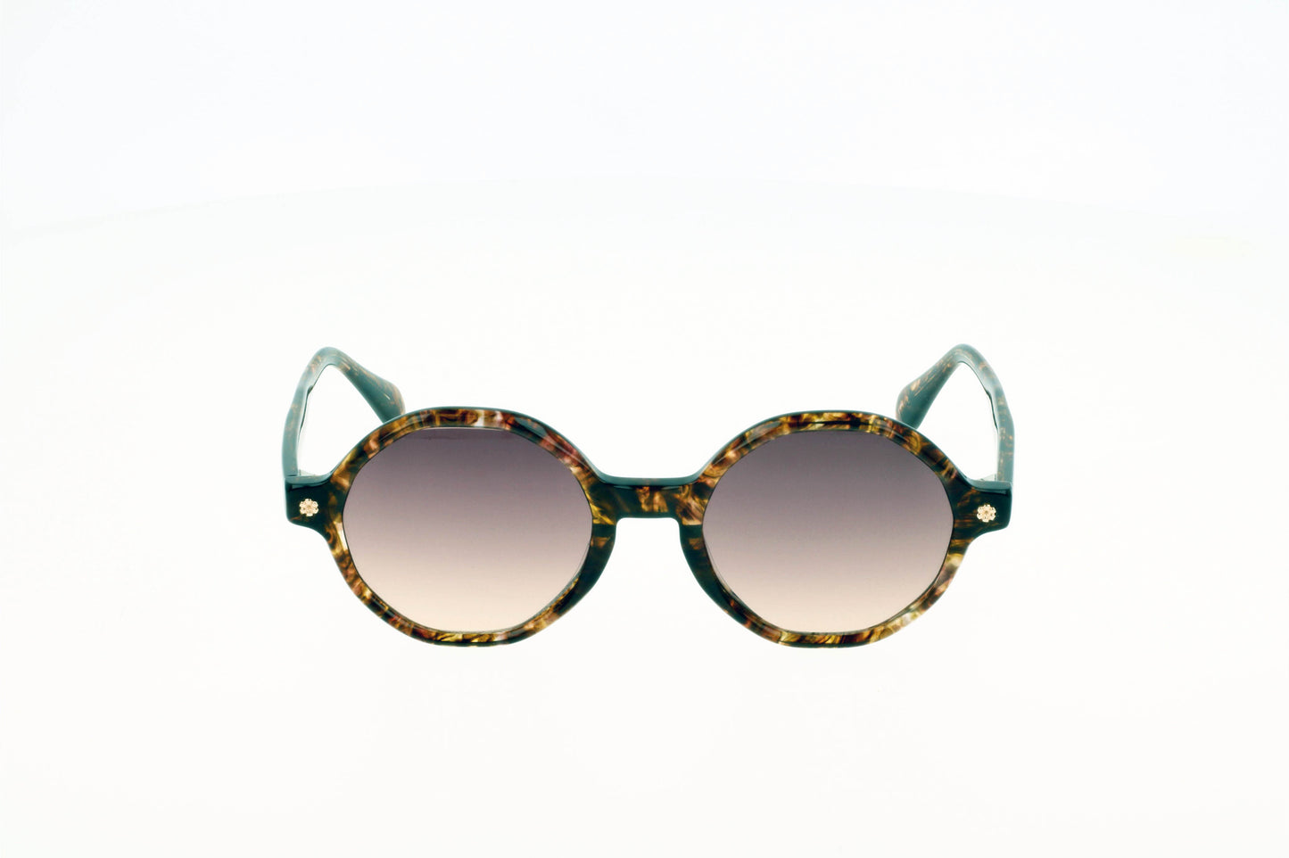 Originel eyewear France vous propose des lunettes de soleil tendances et modernes. Une forme hexagonaleet une couleur écaille parfaite pour l'été.