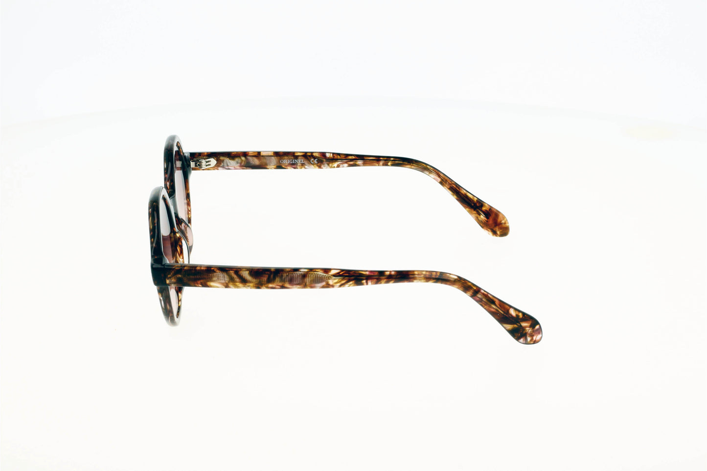 
                  
                    Originel eyewear France vous propose des lunettes de soleil tendances et modernes. Une forme hexagonaleet une couleur écaille parfaite pour l'été.
                  
                