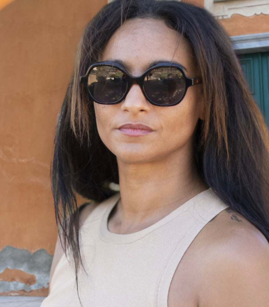 Originel eyewear France vous propose des lunettes de soleil pour femme, de forme oversize et de couleur écaille et noire, elles sont tendances, modernes et originales.