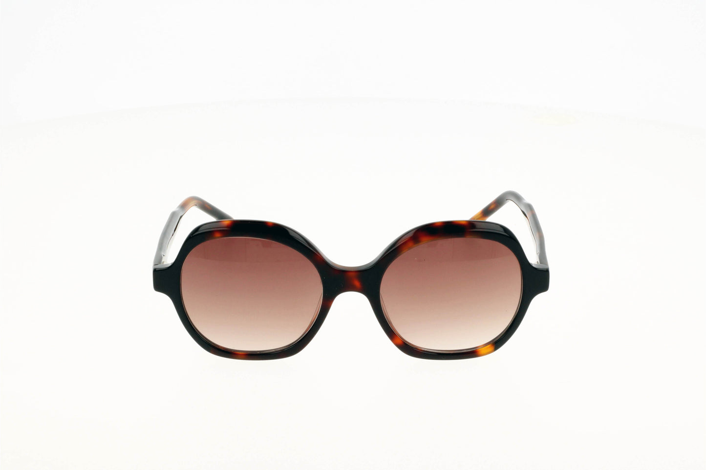 Originel eyewear France vous propose des lunettes de soleil pour femme, de forme oversize et de couleur écaille et noire, elles sont tendances, modernes et originales.