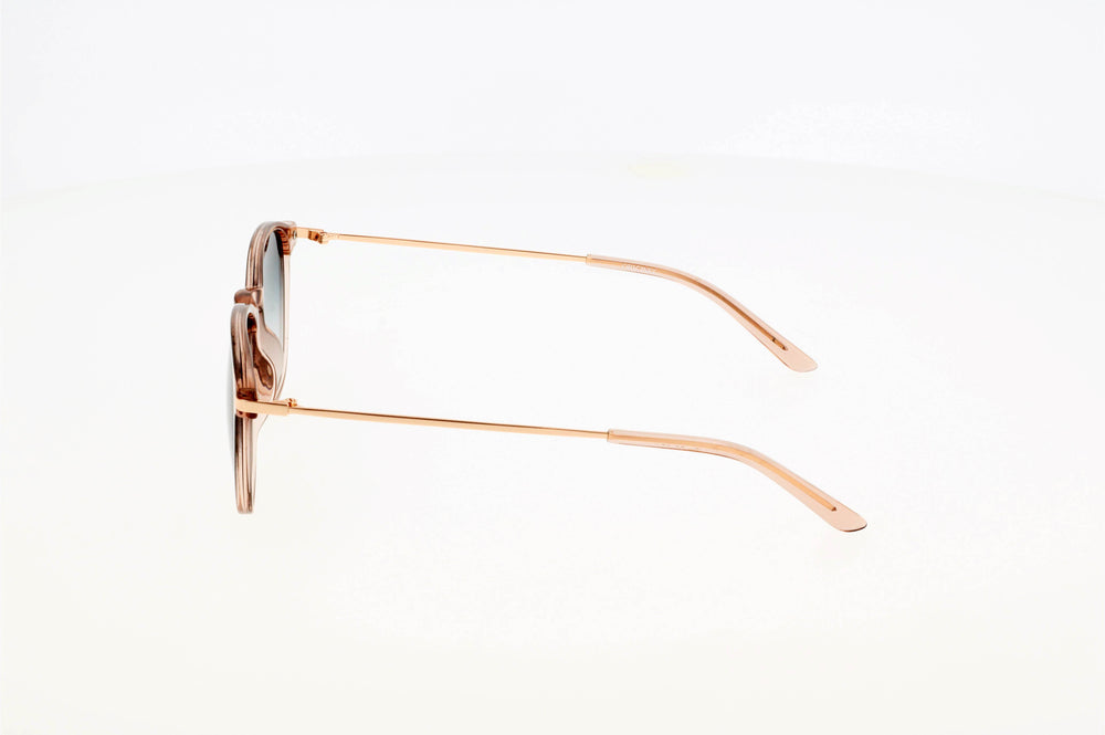 
                  
                    Originel eyewear France vous propose des lunettes de soleil tendance et moderne, de couleur rose transparent avec des branches dorées.
                  
                