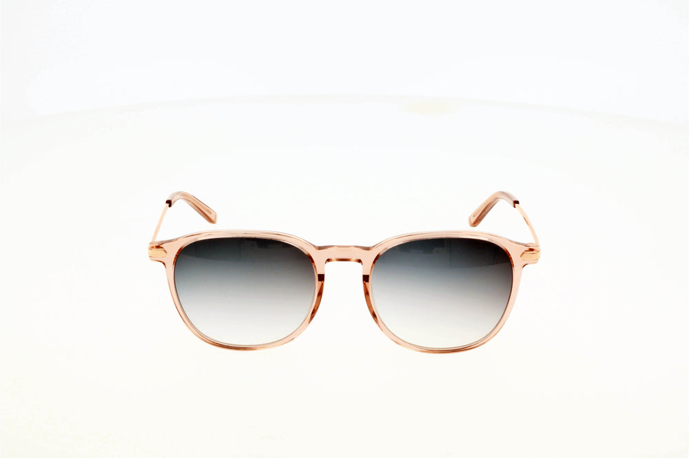 Originel eyewear France vous propose des lunettes de soleil tendance et moderne, de couleur rose transparent avec des branches dorées.