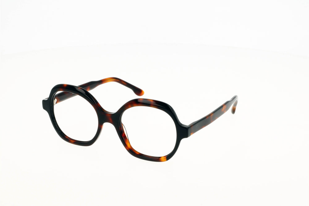 
                  
                    Originel eyewear France vous propose des lunettes de vue oversize pour femme en acétate, elle sont de couleur écaille et noire, au top de la tendance et originale.
                  
                