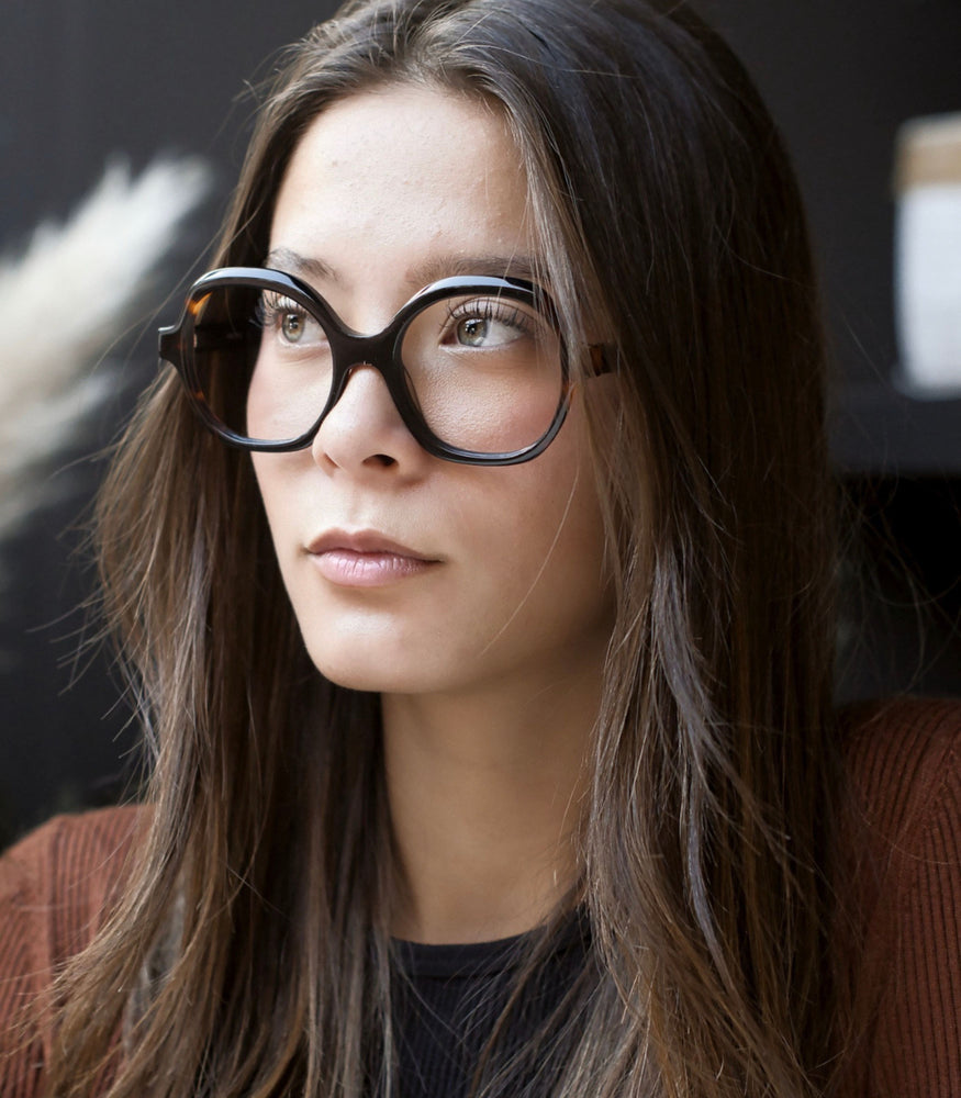 Originel eyewear France vous propose des lunettes de vue oversize pour femme en acétate, elle sont de couleur écaille et noire, au top de la tendance et originale.