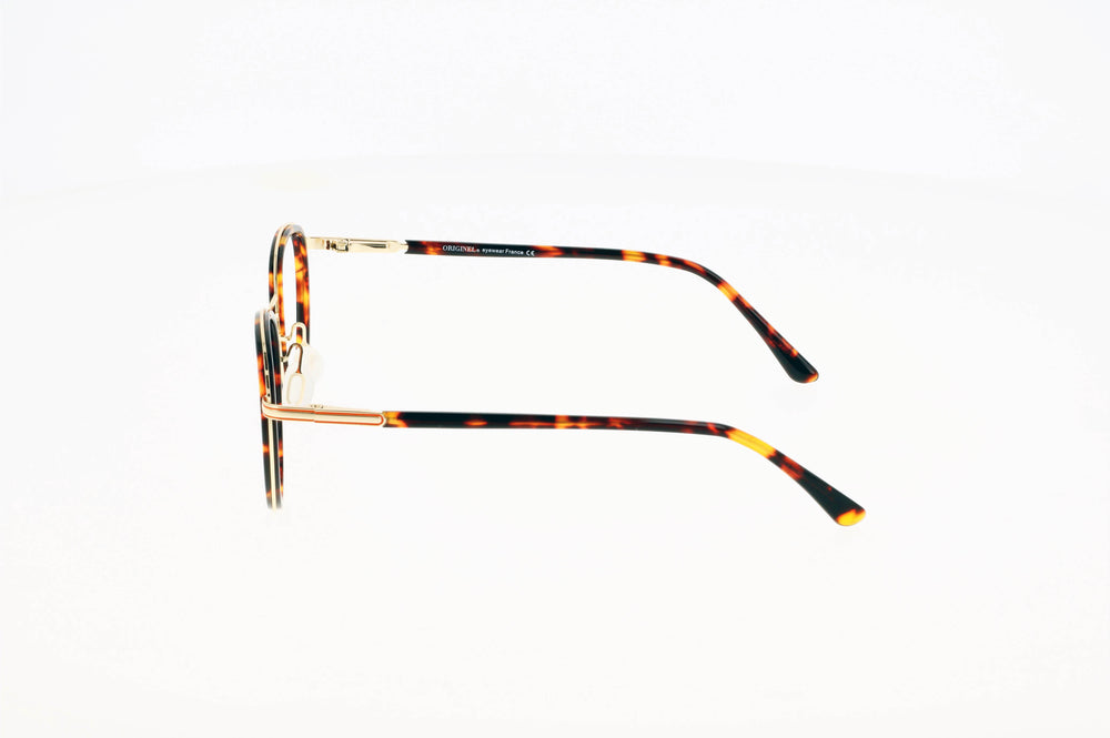 
                  
                    Originel eyewear France vous propose des lunettes de vue pour femme originales et tendances, de couleur écaille et dorée. Profitez de l'essayage virtuel pour les essayer.
                  
                